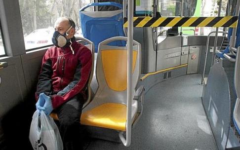 Autobús de Tuvisa con un único viajero durante las primeras jornadas del estado de alarma del mes de marzo de 2020. Foto: Josu Chavarri