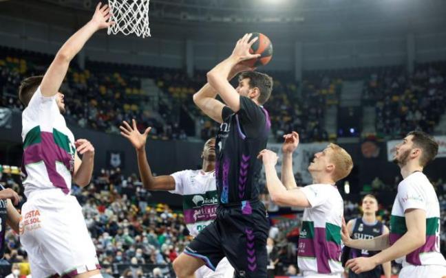 Withey pugna por un balón con Manzila Withey pugna por un balón con Manzila
