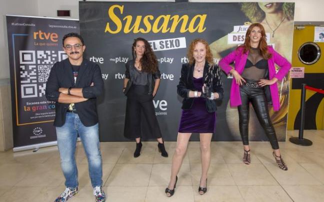 El director César Vallejo, las guionistas Ángela Gallardo y Valeria Vegas y, delante, Susana Estrada. El director César Vallejo, las guionistas Ángela Gallardo y Valeria Vegas y, delante, Susana Estrada.