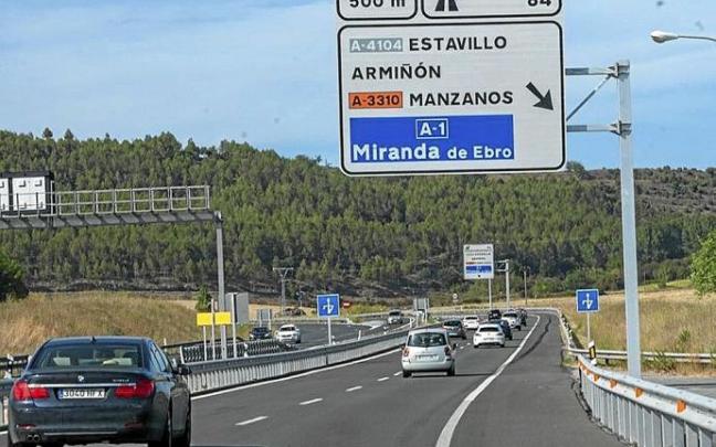 Señalización en la AP-1 a la altura de Armiñón. Foto: Alex Larretxi