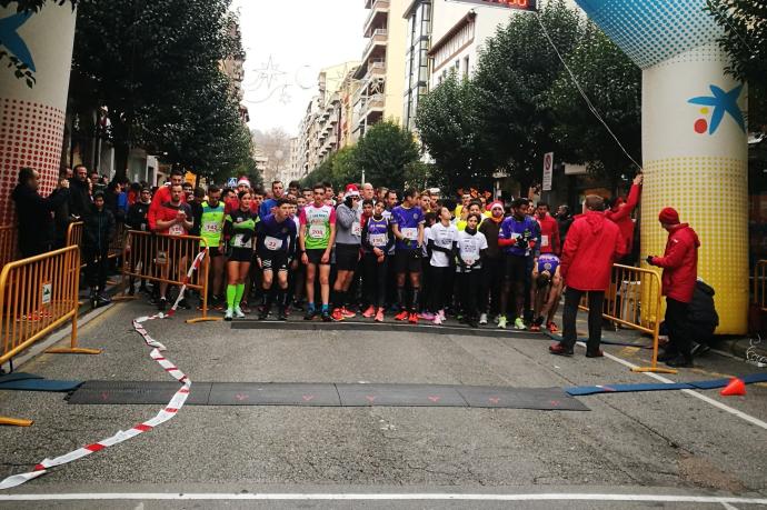 Atletas esperando para tomar la salida de la San Silvestre de Estella.