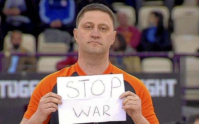 El árbitro ucraniano Boris Ryzhyk mostró el mensaje 'Stop War' antes del partido entre Olympiacos y Armani.