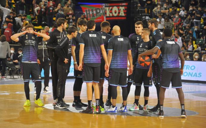 La plantilla del Bilbao Basket, antes de un partido en Miribilla.