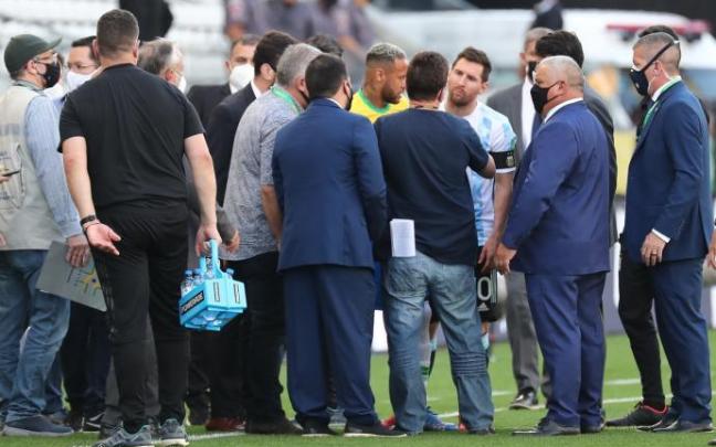 Neymar y Messi discutiendo con los funcionarios de sanidad. Neymar y Messi discutiendo con los funcionarios de sanidad.