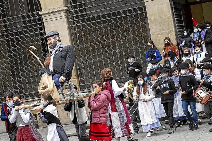 La suspensión del desfile no frena a Olentzero en Iruña