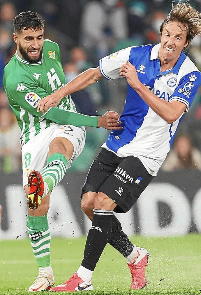 Tomás Pina pelea un balón con Fekir durante el choque entre el Betis y el Alavés. Foto: Efe