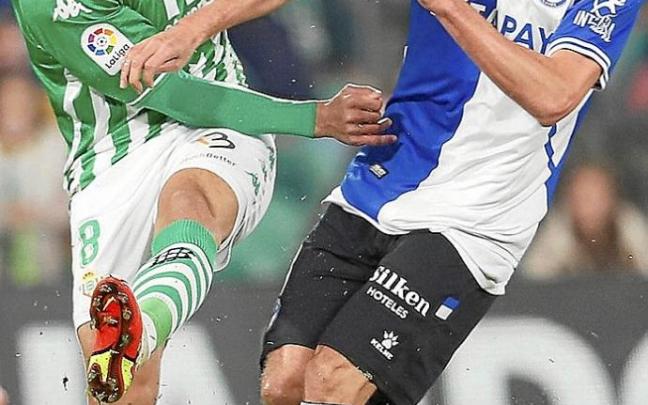 Tomás Pina pelea un balón con Fekir durante el choque entre el Betis y el Alavés. Foto: Efe