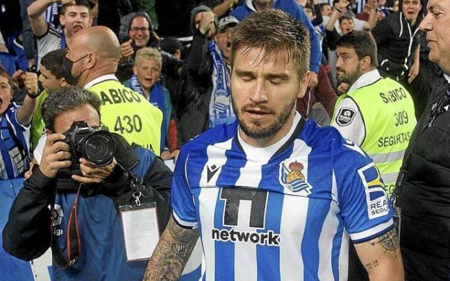 Portu celebra con la grada Aitor Zabaleta su gol ante el Cádiz.