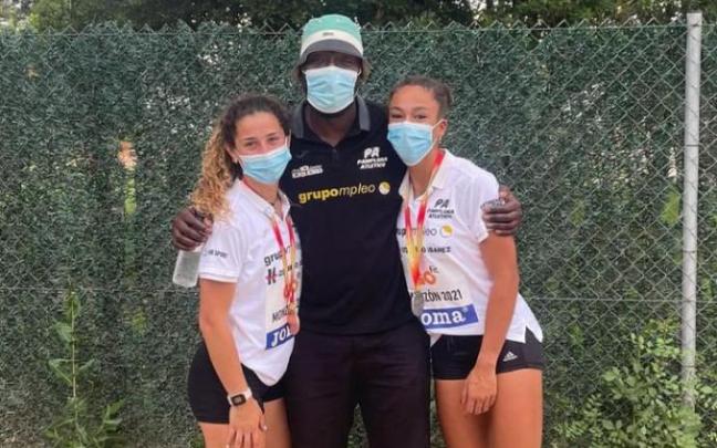 Sarasola (i) y Wiafe (d), ayer con su entrenador.