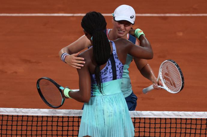 Swiatek abraza a Gauff tras el partido.