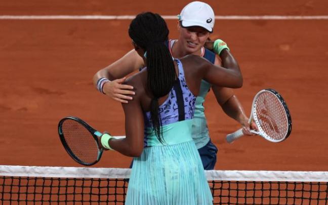 Swiatek abraza a Gauff tras el partido.