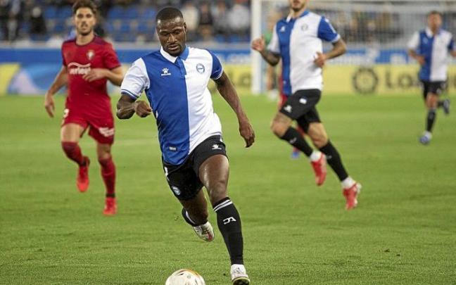 Joselu persigue con la mirada a Sylla durante la visita de Osasuna a Mendizorroza. Foto: Josu Chavarri