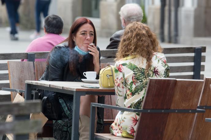 Dos mujeres fuman en una terraza