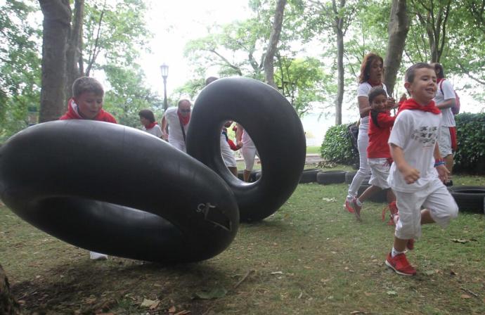 Niños jugando en el espacio infantil Birjolastu de San Fermín en la Taconera, en 2017.