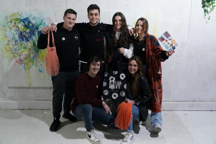 Este grupo de jóvenes busca financiación para hacer realidad su proyecto de zapatos.