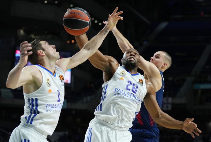 Sedekerskis trata de arrebatar un balón a Yabusele