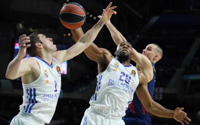 Sedekerskis trata de arrebatar un balón a Yabusele