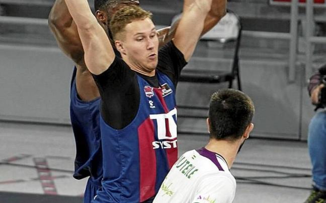 Tadas Sedekerskis está obligado a multiplicarse. Foto: Alex Larretxi