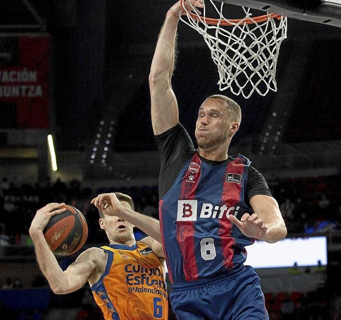 Sedekerskis intenta frenar a López-Arostegui durante los poco más de cinco minutos que jugó ayer ante el Valencia Basket. Foto: Josu Chavarri