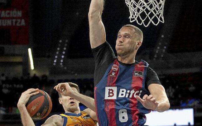 Sedekerskis intenta frenar a López-Arostegui durante los poco más de cinco minutos que jugó ayer ante el Valencia Basket. Foto: Josu Chavarri