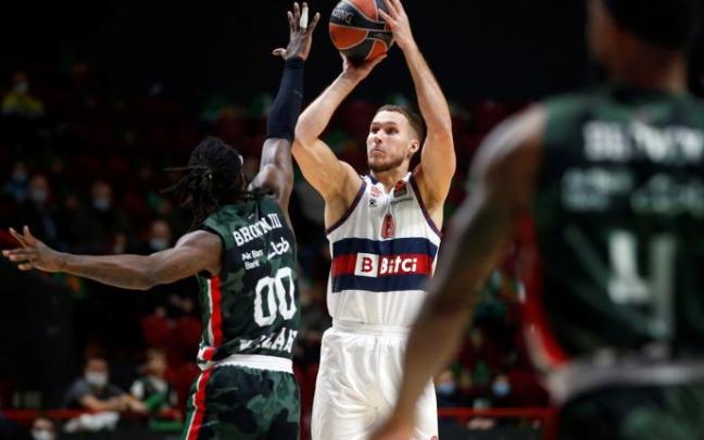 Tadas Sedekerskis realiza un lanzamiento ante Brown