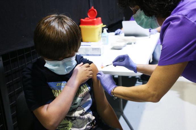 Un niño recibe la vacuna contra el coronavirus