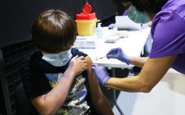 Un niño recibe la vacuna contra el coronavirus