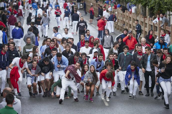 Jóvenes durante las fiestas de Tafalla en 2019.
