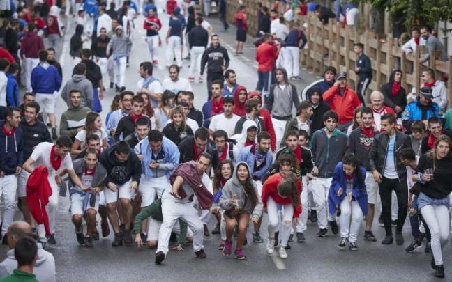 Jóvenes durante las fiestas de Tafalla en 2019.