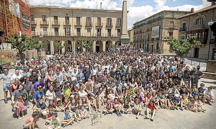 La comunidad de la Ikastola Garcés de los Fayos de Tafalla en la foto de su 50+2 aniversario. Foto: cedida