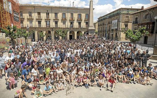 La comunidad de la Ikastola Garcés de los Fayos de Tafalla en la foto de su 50+2 aniversario. Foto: cedida La comunidad de la Ikastola Garcés de los Fayos de Tafalla en la foto de su 50+2 aniversario. Foto: cedida