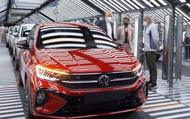 Un Taigo saliendo de la fábica de VW Navarra en Landaben, durante una visita de la presidenta María Chivite.