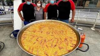 Socios de Takolos prepararán la fideuá.