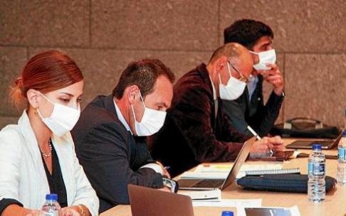 El diputado general de Álava, Ramiro González, presentó el programa Araba Talent ayer por la tarde en el museo Artium, acompañado por Igor Campillo, director de Euskampus Fundazioa, y Gaizka Zulaika, director de la asociación de la empresa familiar de Eus