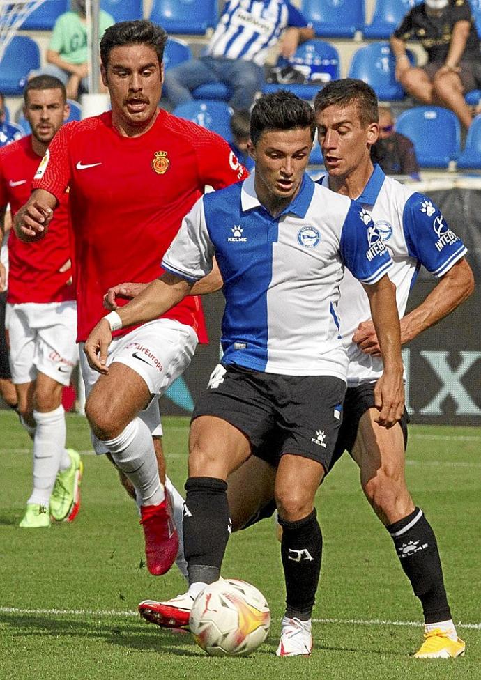 Manu García controla el balón durante el choque entre el Alavés y el Mallorca de la primera vuelta. Foto: Josu Chavarri