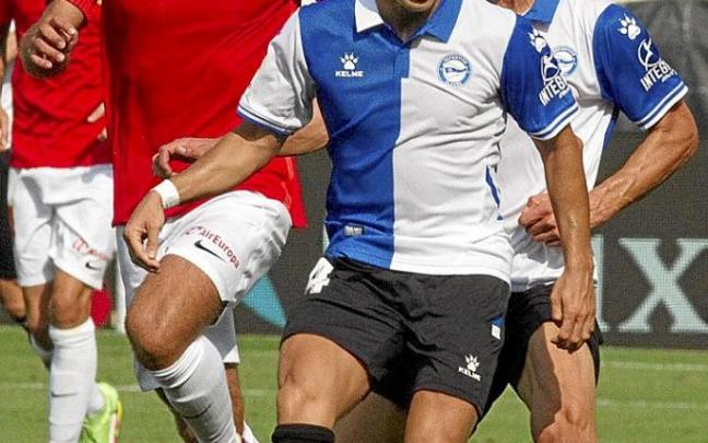 Manu García controla el balón durante el choque entre el Alavés y el Mallorca de la primera vuelta. Foto: Josu Chavarri