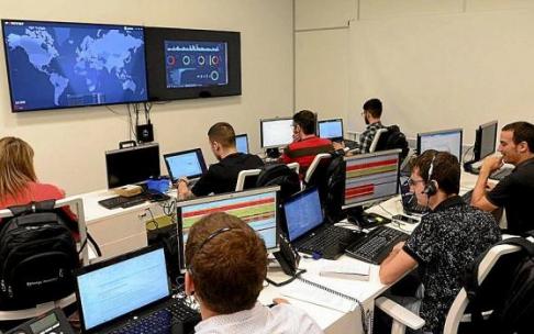 Langileak Entelgy multinazionalaren Zibersegurtasun Industrialeko Operazio Zentroan, Gasteizen. N.G.