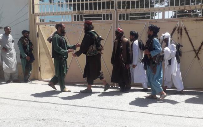 Los talibanes ya controlan 18 capitales de provincia.