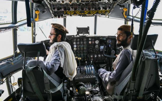 Talibanes, sentados en un avión del Ejército afgano.