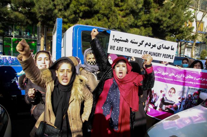 Varias mujeres afganas se movilizan para denunciar la vulneración de derechos y las condiciones de vida a las que se está viendo sometidas bajo el régimen talibán.
