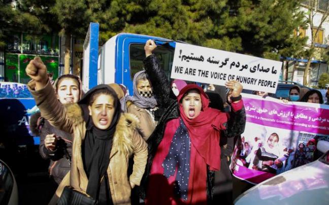 Varias mujeres afganas se movilizan para denunciar la vulneración de derechos y las condiciones de vida a las que se está viendo sometidas bajo el régimen talibán. Varias mujeres afganas se movilizan para denunciar la vulneración de derechos y las condiciones de vida a las que se está viendo sometidas bajo el régimen talibán.