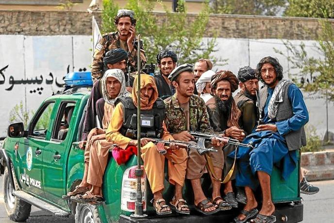 Un grupo de talibanes, sentados en un vehículo en Kabul.