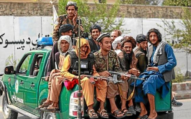 Un grupo de talibanes, sentados en un vehículo en Kabul. Un grupo de talibanes, sentados en un vehículo en Kabul.