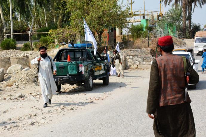 Policías talibanes observan la zona donde se produjo el atentado