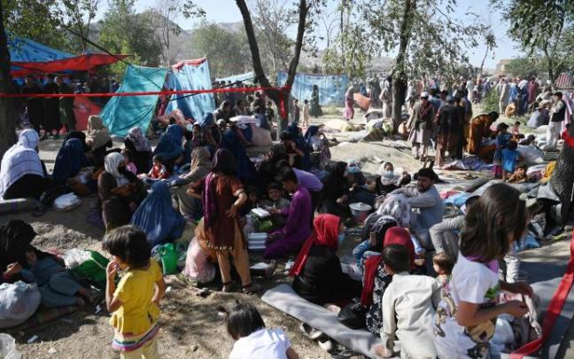 Familias afganas desplazadas por el avance de los talibanes.