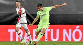 Dani Vivian golpea el balón ante Álvaro García en el partido del domingo ante el Rayo.