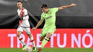Dani Vivian golpea el balón ante Álvaro García en el partido del domingo ante el Rayo. Dani Vivian golpea el balón ante Álvaro García en el partido del domingo ante el Rayo.