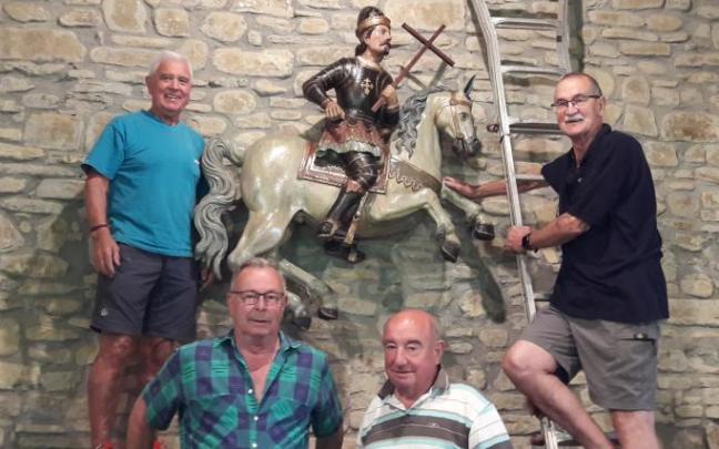 Vecinos y voluntarios de la parroquia han fijado la imagen a la pared.