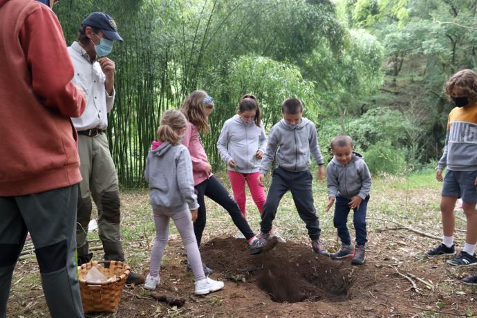 Los supervivientes cocinaron chorizos en un fuego bajo tierra que ellos mismos cavaron.