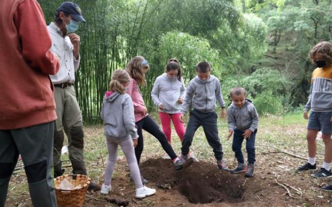 Los supervivientes cocinaron chorizos en un fuego bajo tierra que ellos mismos cavaron.